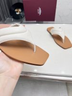 高品质出厂 小众潮牌TAP ATELIER 24春夏新款夹脚拖鞋第一眼看到这个鞋子给人感觉很简单不起眼，其实上脚很好看，主要也好穿，穿起来时尚百搭鞋子延续了一贯
