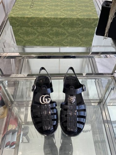 Gucci春夏新款 双G果冻凉鞋 TPU材质。专柜购买原版 ，所有细节、材料 ，全部跟你在专柜买到的都一样 ！模具耗时一个半月，一对鞋子的模具重达1吨！真正能做