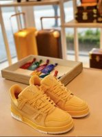 2054新款新品上市 Louis Vuitton 新款 Trainer新款 充满未来感的运动鞋以弹力十足的拱形外底搭配醒目的大尺寸鞋舌logo与低帮构造，突显细