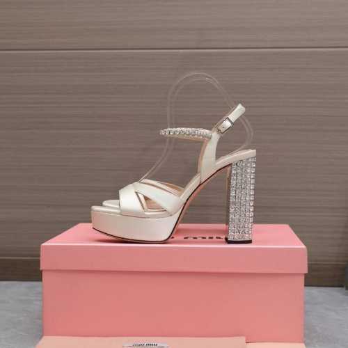 miumiu2025Ss最新款 国外供原板开模 跟高12.5Cm 水台2.5Cm 原板调楦 脚感线条都非常完美 面料：进口高级丝绸 内里 垫脚：羊皮 颜色六个颜