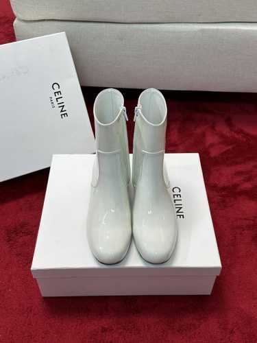 代购级 短靴 长靴 白色定做 Celine 赛琳 24Ss秋冬新品 粗跟 短靴 塞琳这一季好看的款式真的是很多 比如这款军靴就很机车风 重点夸夸靴筒设计 完全不