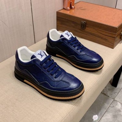 新款: 厂价: Lv* 最新爆款休闲鞋，顶端品牌奢侈～代购，顶级～质量。鞋面選用进口透气牛皮搭配材质透气羊皮垫脚 精细做工。原版个性时尚柔软橡膠耐磨防滑大底，上
