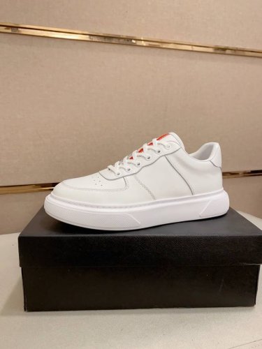 工厂价: 普拉达 官网最新款休闲时尚男鞋，爆款版型简洁大气，潮男专属.独有的官网最新品牌元素元素原版装饰，时尚又大方，面料原版头层牛皮羊皮内里，官网指定耐磨休闲