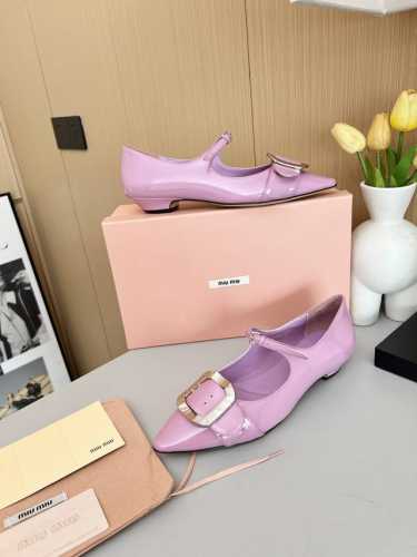 高品质出厂 MiuMiu 新款尖头玛丽珍jianto凉鞋 单鞋系列上新舒适度与时髦度并存的开挂全新系列，设计搭配，简约大方，百搭时尚！鞋面：牛漆皮内里: 原版定
