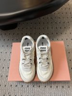 出厂价 MiuMi* 缪缪 25ss 春夏新款 饼干鞋 阿甘鞋休闲运动鞋miumiu最新爆款 前卫大胆的设计，Miu Miu风格融于此款厚底帆布运动鞋的简约线条
