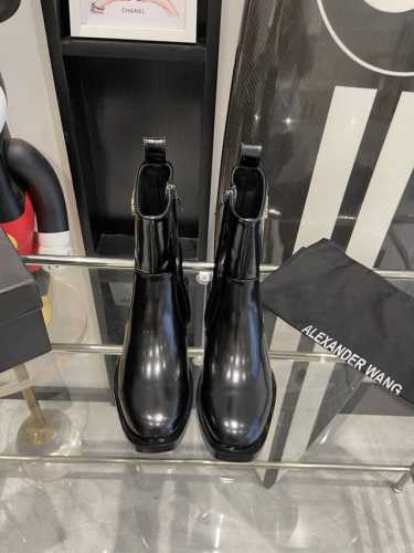 Alexander Wang 亚历山大王 24Ss秋冬新款 纽约时装周大王字母短靴上新 Ins风格新款推出 使用了大王经典方跟简洁风，讲究线条的设计理念，女王风