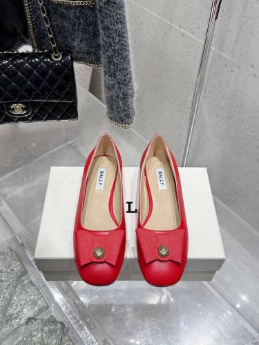顶级版本 Bally 2025春夏新款时尚织带蝴蝶结扣饰粗跟平底拖鞋凉鞋单鞋系列 款式新颖别致，采用方形头型设计 配以最新Bally 字母扣搭设计突出品牌标识，
