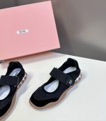 MiuMiu 缪缪 25ss 春夏新款 饼干鞋 阿甘鞋休闲运动鞋miumiu最新爆款 前卫大胆的设计，Miu Miu风格融于此款厚底真丝雨布玛丽珍设计的简约线条