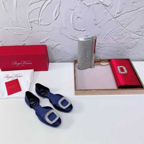 高品质 ！名媛款Roger vivier chips 经典之作RV中空钻扣真丝平底鞋原版购入1:1开模，细节超完美！质量欢迎对比！面料采用意大利进口100%真丝