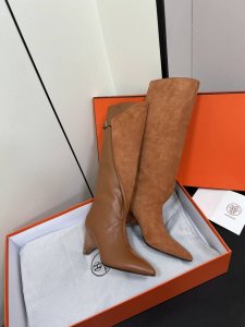 短 长 Hermes 爱马仕经典走秀款短长靴 毋庸置疑是奢侈品中的翘楚 每个单品出来都是非常深入人心虽然款式出的少 但是胜在精 胜在经典 从来不会过时 属于保值