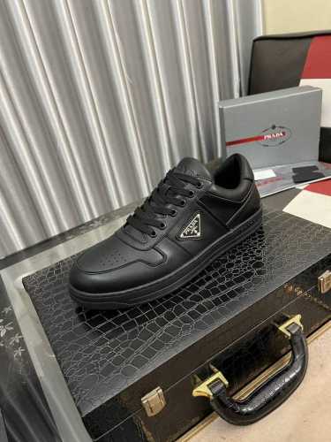 出厂价： 普拉达prada* 最新爆款休闲鞋，顶端品牌，顶级～质量。专柜同卖产品鞋面選用进口透气牛皮搭配材质透气羊皮内里 精细做工。原版个性时尚柔软橡膠耐磨大底