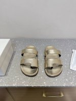 340The Row 小众潮牌 25Ss春夏新款 一字带 极简拖鞋 这不用多说，是近两年最火之一的品牌，几乎博主人手一双！春天的季节就要到了，推荐这款随性又不乏
