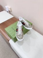 已认证GUCC*Ace系列小蜜蜂星星刺绣踩跟懒人小白鞋当季爆款专柜最新刺绣款可套脚可踩跟休闲鞋鞋面采用客订小牛皮完美复制原版,内外用料一致,整鞋做出来十分废料哦