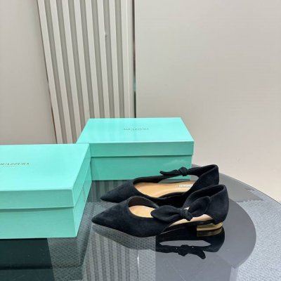 Aquazzura金菠萝2024 春夏新凉鞋 Aquazzura 菠萝意大利、王室贵族的钟爱、雍容华贵、气质高雅、官柜级品质鞋采用重工艺制成，简单大方 金色扭扭
