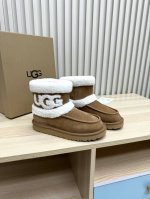 Ugg 24秋冬最新款雪地靴！羊毛领口上下呼应设计！勾勒出ugg品牌logo 凸显高端大气 ！采用澳洲进口羊皮毛内里，冬季保暖效果超赞 面料：进口二层磨砂牛皮