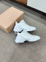 出厂： Dior 迪奥经典款老爹鞋 运动鞋 全新系列灵感由dior主设计师让礼服上的织带与优雅的巧妙结合在完美鞋型上，超级经典好看！ 码数：34-41