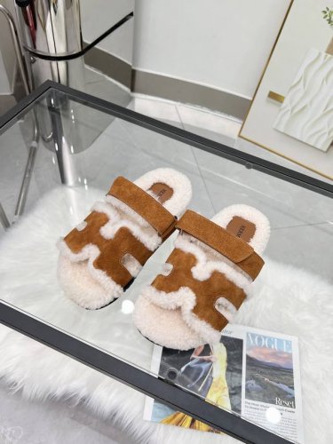 出货 ， Hermes 爱马仕经典爆款二舅羊毛拖火爆来袭。秋冬穿搭必备单品 居家、出街百搭时尚超洋气 配色极其丰富多彩！行走的托斯卡纳风！Tpr防滑大底超轻盈