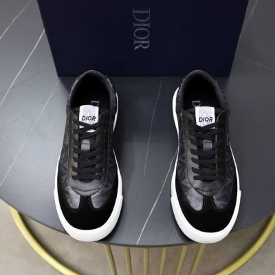 出厂价： 品牌：Dior 迪奥 标准码：男码38-44 45定制 等级：官网同款 材料：顶级原版牛皮拼接而成 原版耐磨轻便大底款式类别：男士潮流时尚休闲鞋 尊贵