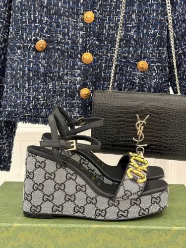 厂价 Gucci 古驰经典春夏新品走秀马衔扣老花厚底凉鞋G家在体现高级感这块 总让人大写的服气看起来蛮简单的款式 但上脚就莫名很高阶 非常性感让你轻松搭配尽显各