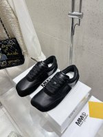 MM6休闲德训鞋 男女同款 可爱斜平头这双鞋舒服到 大马路逛街暴走一整天都不会累脚感好炸裂的鞋 度蹂躏 完全不变形鞋面材质:牛皮麂皮 灰白拼接的设计＋黄色的橡胶