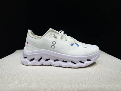 顶级版本On昂跑 Cloudtilt 织物 舒适百搭 减震透气轻便 低帮 生活休闲鞋。瑞士高性能运动品牌on打造的此系列作品，鞋面由再生聚酯纤维和网眼布制成，采