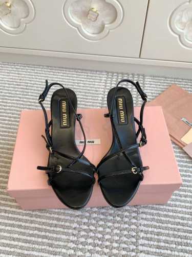 Miu Miu缪缪25新款搭扣猫跟细带凉鞋顶级品质这款皮革凉鞋是对经典款后饰带高跟鞋的优雅重塑，廓形利落，细节精致 迷你搭扣重现复古元素，个性十足鞋面：小羊皮