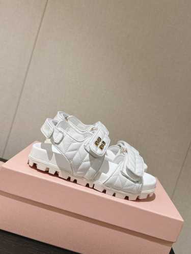 出拖鞋 凉鞋 Miumiu 缪缪 2024春夏新款拖鞋凉鞋 巴黎时装周最新走秀款，舒适度与时髦度并存的开挂全新系列，圆头设计搭配不同风格需求 鞋面：原版定制羊皮