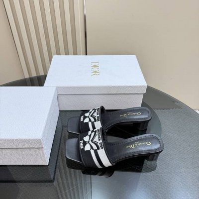 平底 高跟 Miss Dior 迪奥经典巴黎走秀款新品一字拖鞋系列这款Miss单鞋系列巴黎走秀爆款，优雅时尚。采用漆皮皮革精心制作，款式简约，鞋面饰以金色饰面金