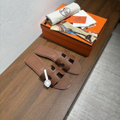 出厂价： 赠送随机搭配丝巾 品牌：HERMES官网最新色系编号：H01-211010颜色：金棕色白线码数：35-40全码 34 41 42定做不退不换 鞋面材质