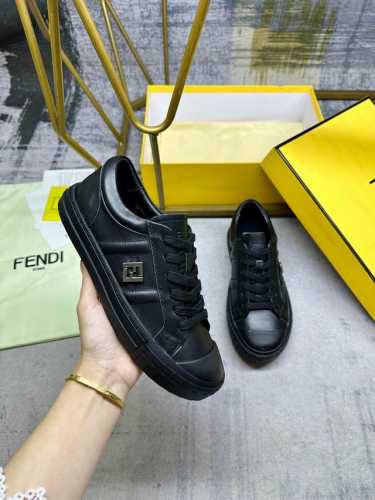 最新火爆款 Fendi Domino系带低帮鞋-全新必备款型！轻松、舒适、时尚且百搭。白色牛皮面料侧面缀以银色饰面金属Ff扣件，羊皮内里，原版开模大底鞋头饰有凸