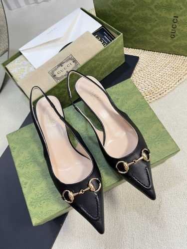 Gucci 24ss春夏新款 G家尖头马衔扣V型系列，经典再现，简约设计高雅品质，鞋面以羊皮双G布材料匠心打造，鞋面缀饰亮眼的经典马衔扣，后带着釆用松紧带设计，