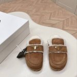 顶级版本出 最新系列！Prada 普拉达 秋冬季新款毛拖鞋 三角扣面包包头半拖鞋 最新走秀系列 经典升级 舒适度与时髦度并存 每个颜色搭配都好看，设计搭配不同风