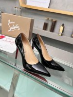 冲量价 Christianlouboutin 路铂廷 Cl红底鞋 2024 春夏系列新品登场，创意大胆的鞋履设计尽显前卫态度，焕新都市造型。优雅时尚上面镶有银色