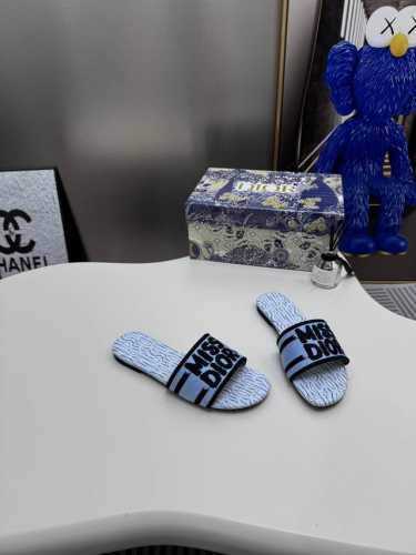 出厂： 新款迪奥miss Dior 系列平底拖鞋，经典上乘美艳力作 Dior专柜最火春夏系列 兼备气质 时尚 经典耐看的设计风格 上脚效果特别美！原版复刻制作！
