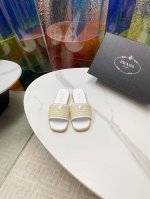 出厂 Prada 25Ss 新款春夏 普拉达编制拖鞋 现代风格的线条和原始的建筑体量定义了这些具有复杂魅力 Prada三角形的标志性几何形状为鞋跟设计带来灵感，