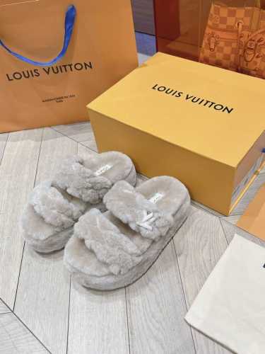 平底 厚底 Lv 2024 新款 毛毛拖 羊羔毛菱格纹 金属logo 毛拖鞋 巨舒服！ 码数：35-41 编号488-5