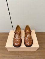 Miumiu24款 玛丽珍时尚四季单鞋 2024走秀场曝光、时尚玛丽珍单鞋，下面3D雕花冲孔设计、独特风格，非常有质感！上脚非常轻便 百搭！ 面料 原版开边珠牛