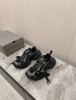 春夏balenciaga巴黎世家老爹鞋最新款复古休闲运动鞋系列推出探索时尚界对于原创与挪用的概念、以全新系列致敬传承与经典，以标志性balenciaga廓形和轮