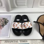 工厂价 LOUIS VUITON 路易威登情侣拖鞋，原版1.1订做，专柜经典款。鞋身高温附带logo，大底专柜附带logo ，任何细节都不错过 这款拖鞋专柜特别