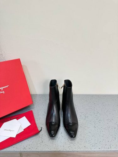 Salvatore Ferragamo 菲拉格慕 秋冬新款 尖头侧拉链粗跟短靴 简单的设计，集优雅与舒适度为一体，都可以体现出你的高贵典雅气质，版型非常修脚，上