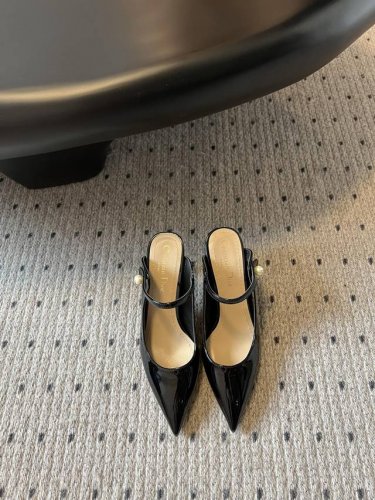 顶级版本 Dior 迪奥 25 春夏走秀尖头单鞋CD明星同款时尚尖头珍珠字母logo五金扣高跟单鞋 市面顶级高端版本材质:原版定制进口牛漆皮鞋面+水染羊皮内里垫