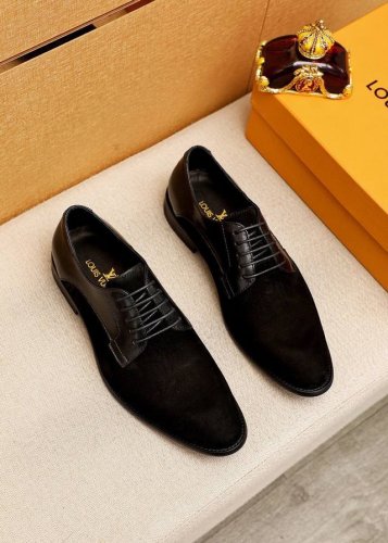 商品商标：LOUIS VUITTON 路易威登 商务皮鞋正码码数: 39-44 38.45.46订制 商品材料：精选 进口头层磨砂牛皮鞋面，进口头层牛皮内里。强