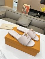路易威登LV 24年春夏女士官网1:1大量现货热卖中码数35–43。平底橡胶 真皮底