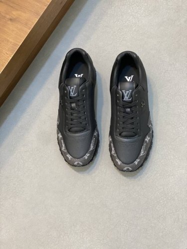 loui* Vuitto* X Nike 潮酷男士休闲运动鞋，配色无敌，设计思路基本上是延续 The Ten 的风格，Swoosh 车线、鞋舌标签视觉效果相当熟