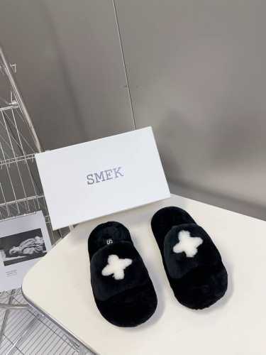 Smfk经典毛拖系列 有点野性有点个性，这一季的smfk真的让人心动不已，十字架毛拖简直直击内心！ 超级炫酷，家人们快get起来 鞋面采用高密度真羊毛，垫脚真羊