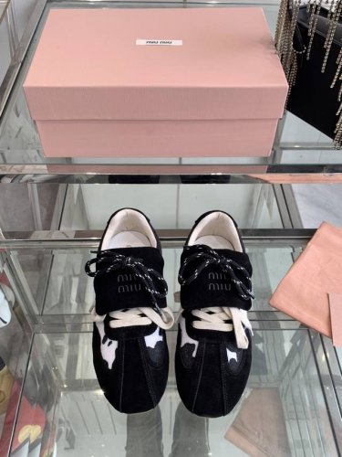 Miu Miu 25ss 新款早春 休闲运动鞋 这款系列超喜欢了 上脚舒适轻便 时尚少女设计随便搭配 进口鹿皮马毛鞋面 原版透气布内里 原版耐磨橡胶大底 码数：