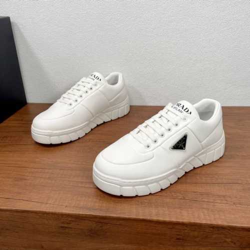 Prada 普拉达 男士新款羊皮休闲运动鞋 莞产顶级精品！采用柔软羊皮革鞋面，皮质细腻柔软，细节看得见。侧面经典三角金属珐琅徽章，鞋舌及后跟饰有logo徽标，简
