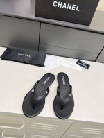 出厂价： 元 Chanel 春夏新款 真皮大底人字拖鞋 首发这个鞋我真心的心动 第一眼[惊讶]看到就喜欢， 而且有chanel 家的经典元素钻石logo 面料：