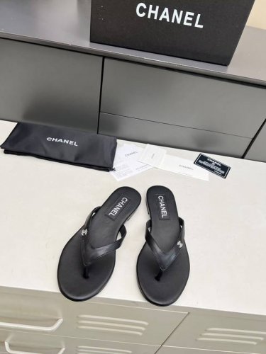 出厂价： 元 Chanel 春夏新款 真皮大底人字拖鞋 首发这个鞋我真心的心动 第一眼[惊讶]看到就喜欢， 而且有chanel 家的经典元素钻石logo 面料：