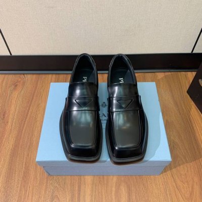 prad* 情侣款休闲皮鞋。穿上增高帅气，这款鞋子上脚非常舒服，脚感很棒。 材质：鞋面进口开边珠牛皮。牛皮内里，带logo 防滑鞋底。 码数：女：35-41 4